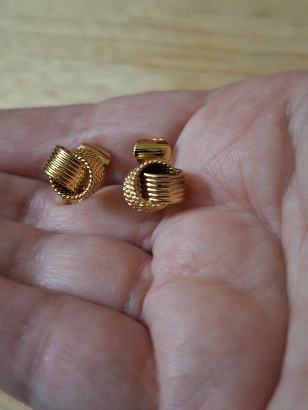 Vintage 1977 Avon Delicate Knot Clip On Earrings